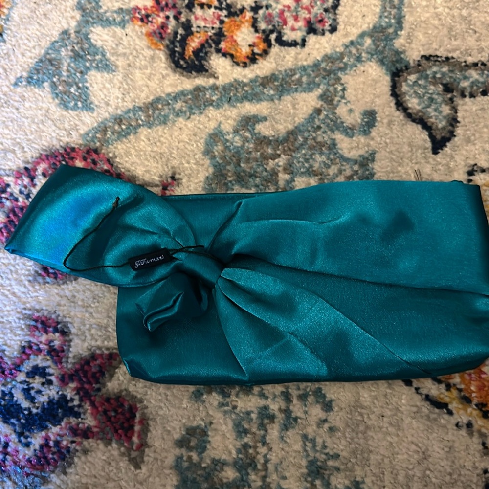 J.Furmani // silk-like evening clutch with delicate bow